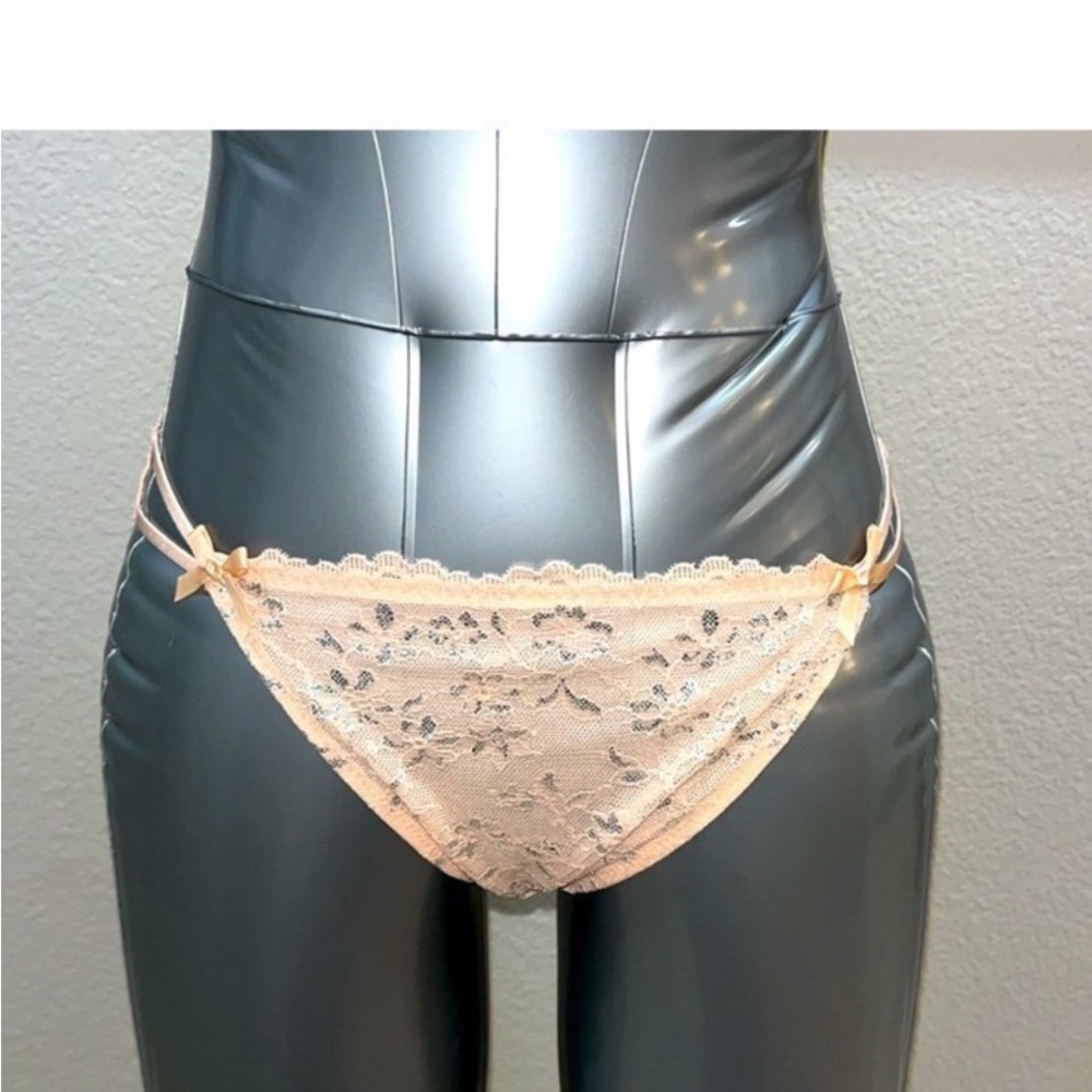 Elegant Lace Lingerie Set in Cream - Picture 2 of 13